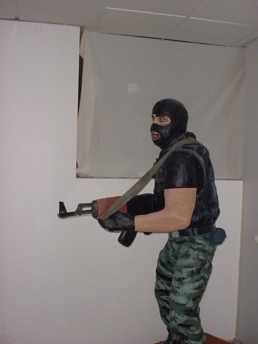 Den här syndaren i naturlig storlek vaktar ingången.