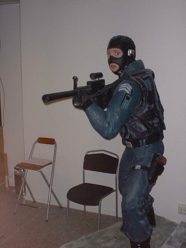 Vid kassan står en CT och blickar ut över datorhavet.