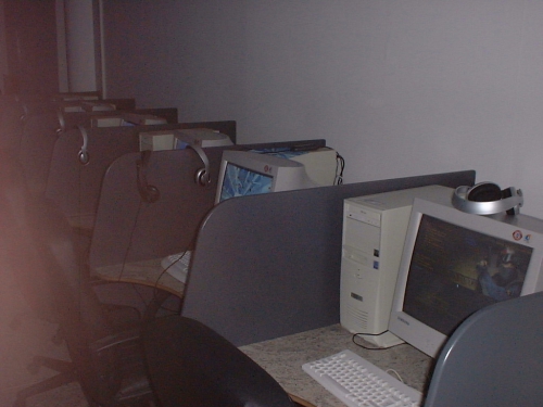 Flera datorer på en rad.