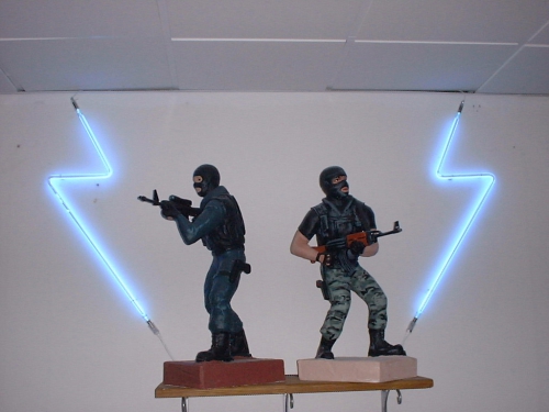 Två av de mindre gubbarna på väggen. Ser bättre ut utan blixt.