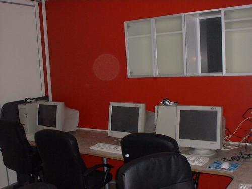 SK.swe:s tillhåll. Det fanns fler än tre datorer (5) här inne, men det var samot som tog bilden.