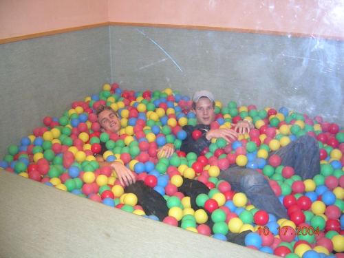 zaffe (till vänster) halvt drunknad i ett bollhav