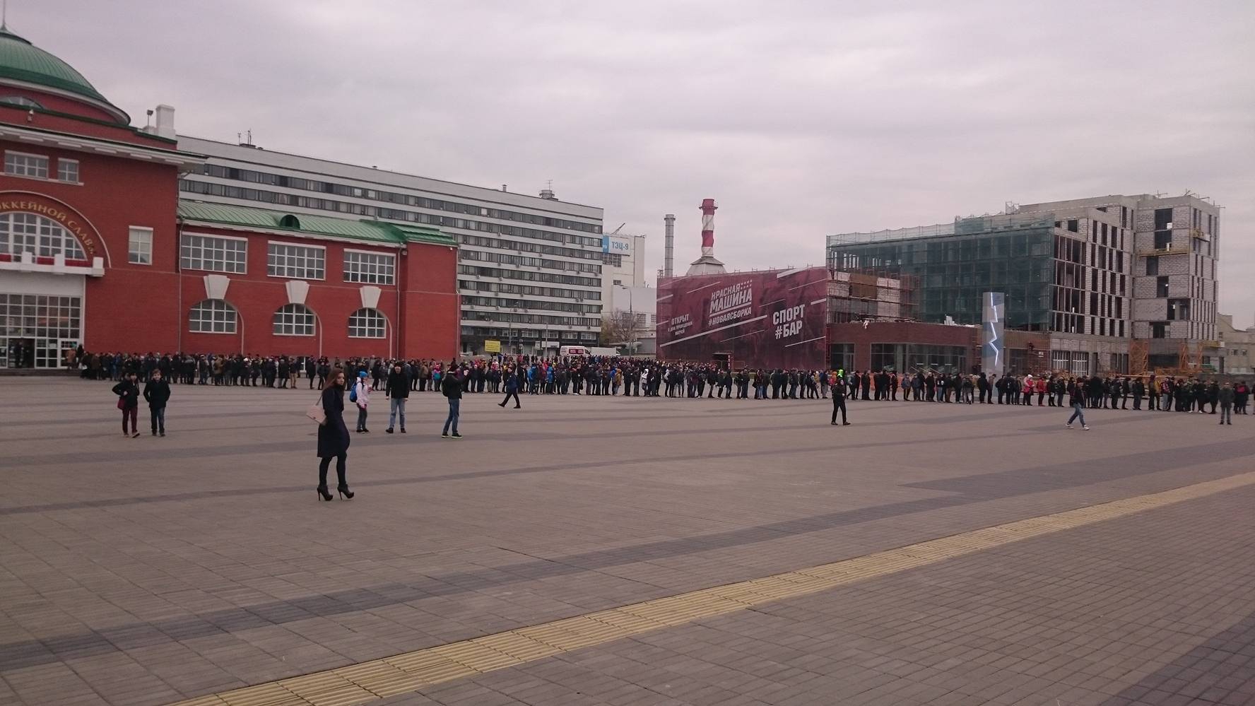 Gigantiska kön utanför VTB Ice Palace första dagen av slutspelet