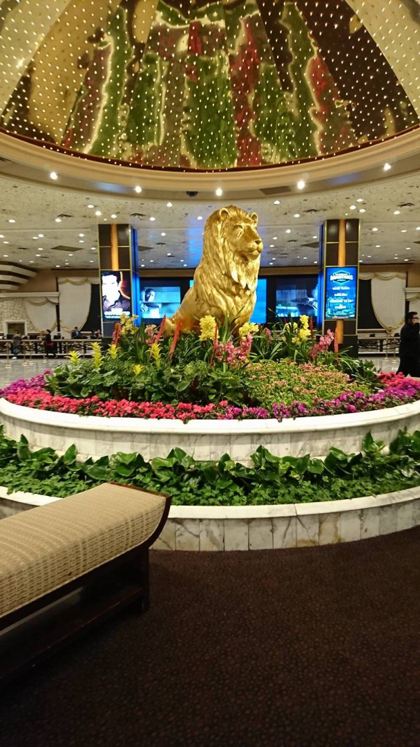 Det ståtliga MGM-lejonet vaktar entrén till hotellet