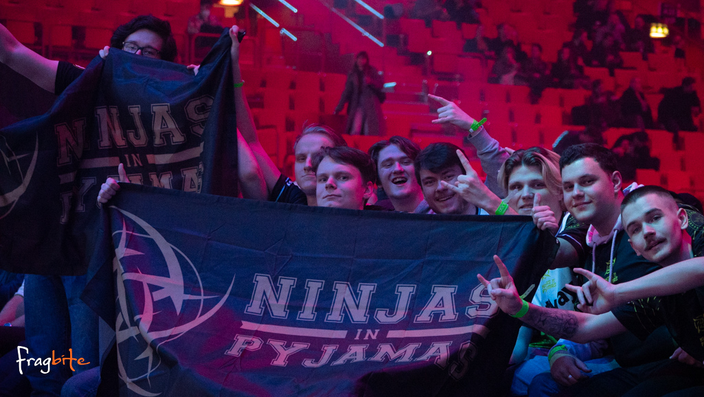 Hängivna Ninjas In Pyjamas-fan laddade upp inför matchen.