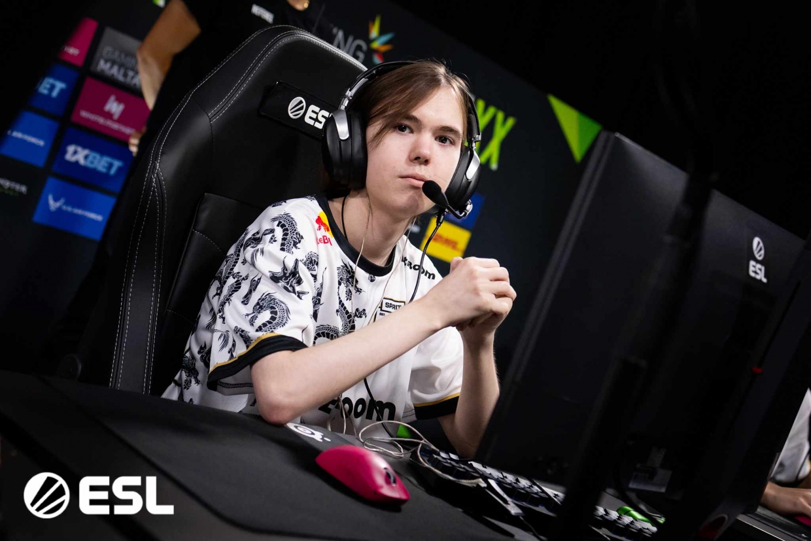 donk med sin karakteristiska rosa Superlight-mus, Steelseries-musmatta och Logitech-tangentbord.