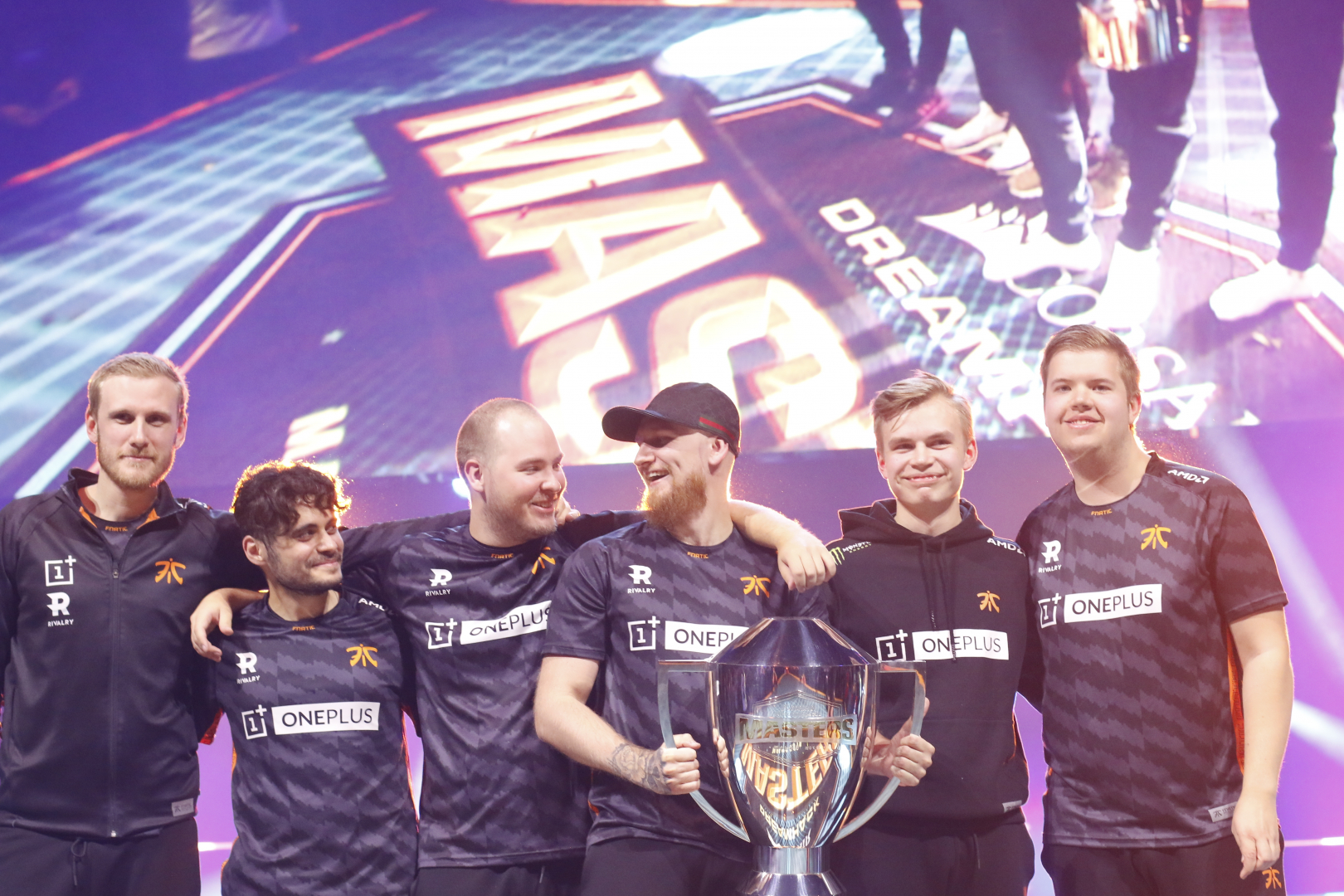 Fnatic poserar med sin pokal efter de vunnit Dreamhack Masters Malmö 2019
